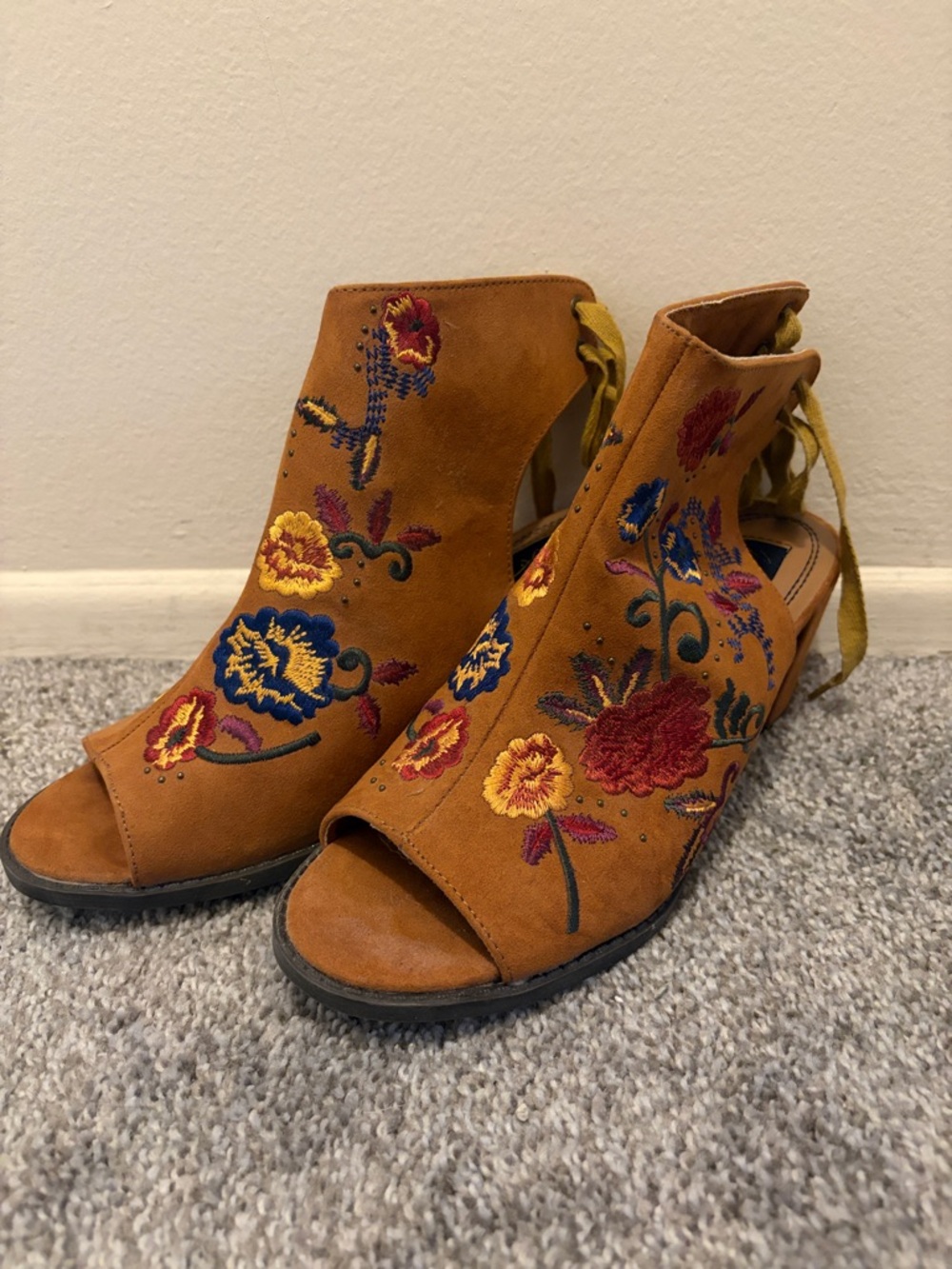 Embroidered Open-Toe Mules in Tan Floral